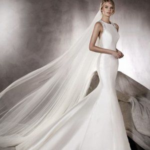 Wedding Dress: Pronovias Agnus Size 2